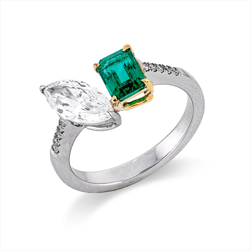 Ring mit Smaragd  aus 750/-18 Karat Weißgold / Gelbgold mit 11 Diamanten 0