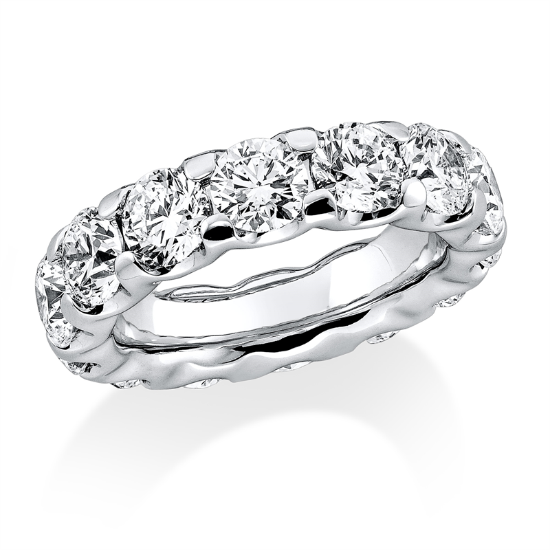 Ring    aus 750/-18 Karat Weißgold mit 14 Diamanten 7 ct