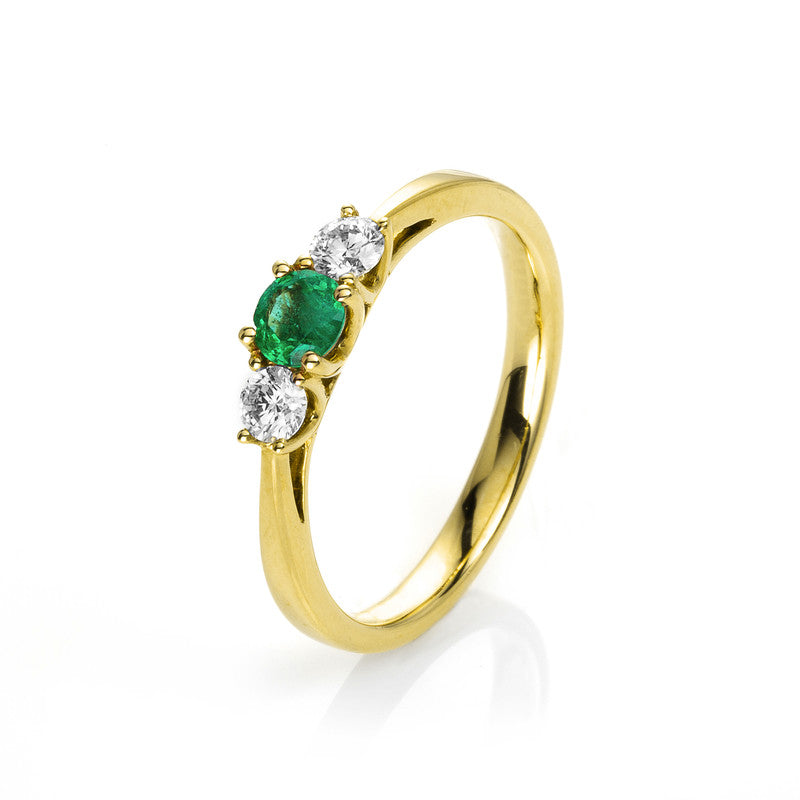 Ring mit Smaragd  aus 750/-18 Karat Gelbgold mit 2 Diamanten 0