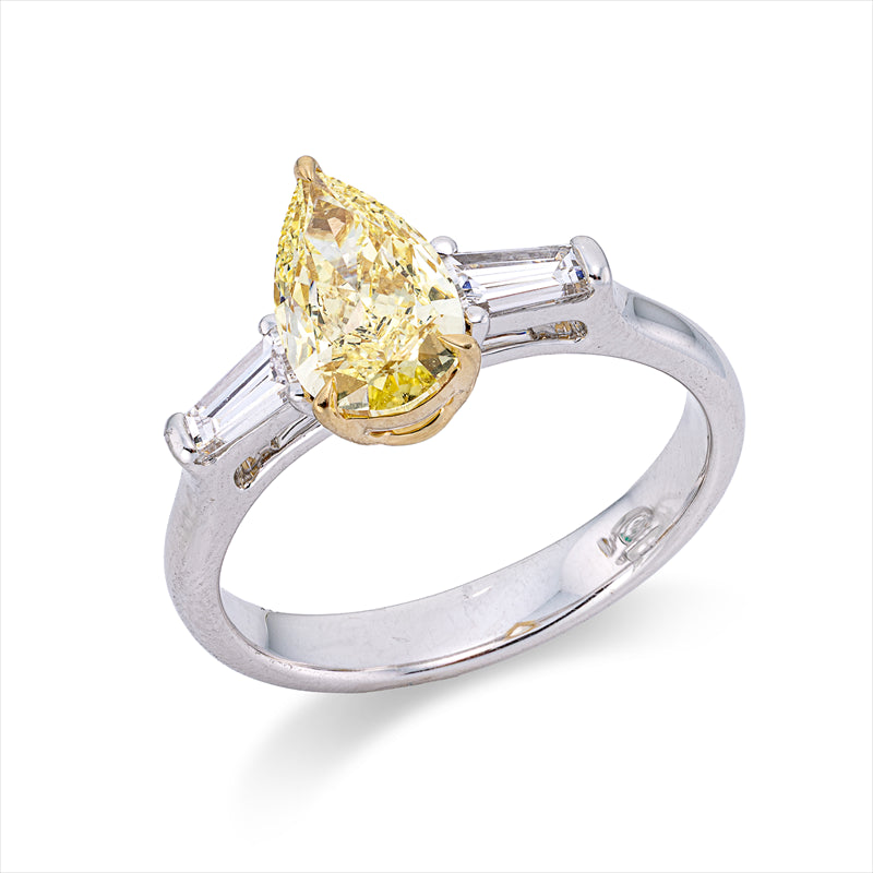 Ring    aus 750/-18 Karat Weißgold / Gelbgold mit 3 Diamanten 1