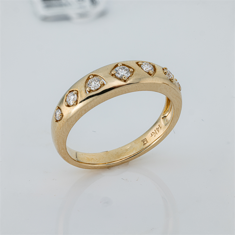 Ring    aus 585/-14 Karat Gelbgold mit 7 Diamanten 0