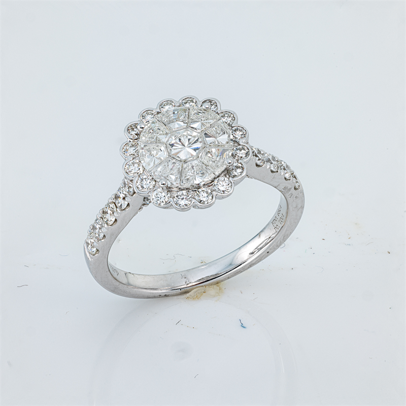 Ring    aus 750/-18 Karat Weißgold mit 51 Diamanten 1