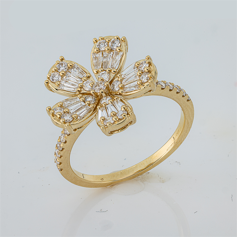 Ring    aus 750/-18 Karat Gelbgold mit 47 Diamanten 0