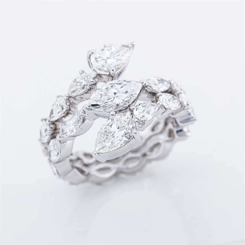 Ring    aus 750/-18 Karat Weißgold mit 27 Diamanten 5