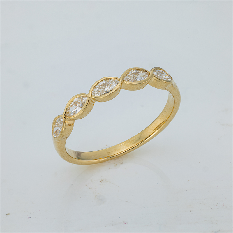Ring    aus 750/-18 Karat Gelbgold mit 5 Diamanten 0