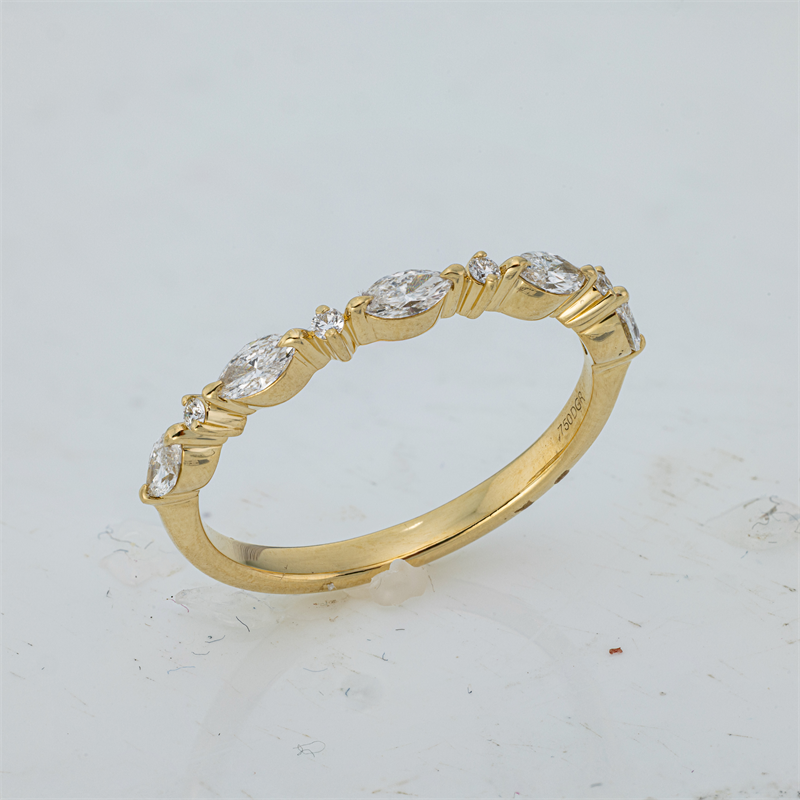 Ring    aus 750/-18 Karat Gelbgold mit 9 Diamanten 0