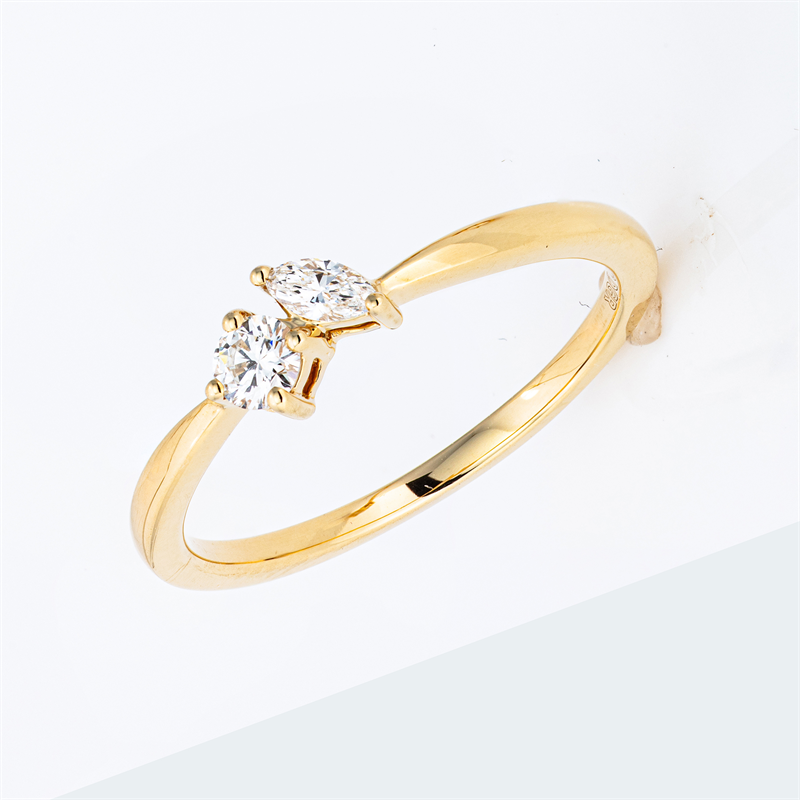 Ring    aus 750/-18 Karat Gelbgold mit 2 Diamanten 0