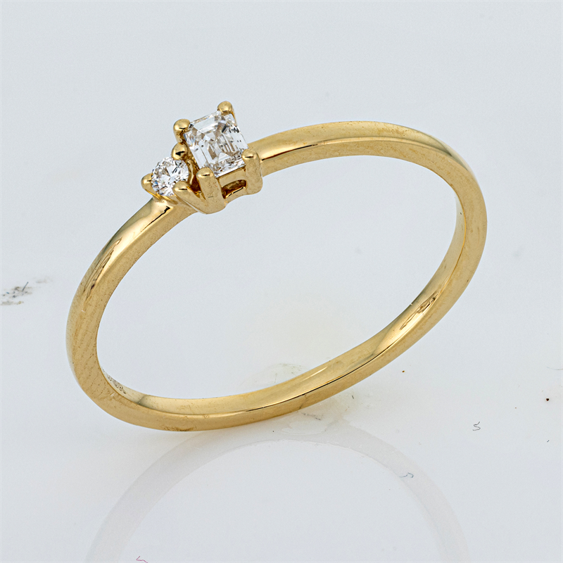 Ring    aus 750/-18 Karat Gelbgold mit 2 Diamanten 0