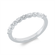 Ring    aus 750/-18 Karat Weißgold mit 9 Diamanten 0