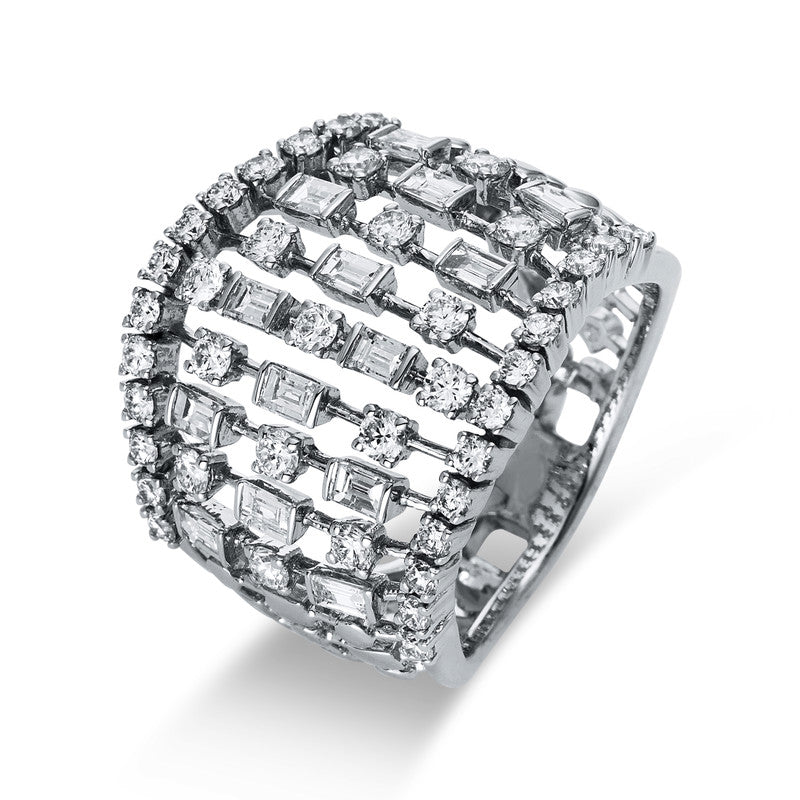 Ring    aus 750/-18 Karat Weißgold mit 55 Diamanten 1
