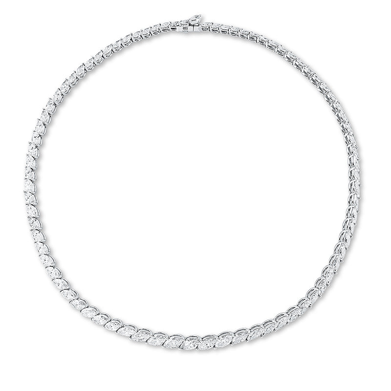 Collier    aus 750/-18 Karat Weißgold mit 82 Diamanten 34