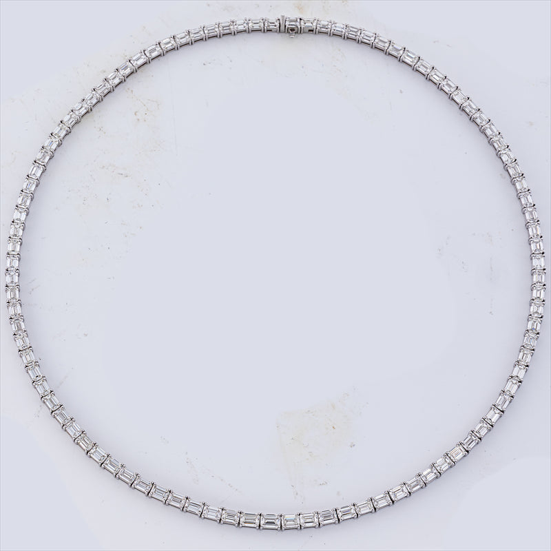 Collier    aus 750/-18 Karat Weißgold mit 97 Diamanten 24