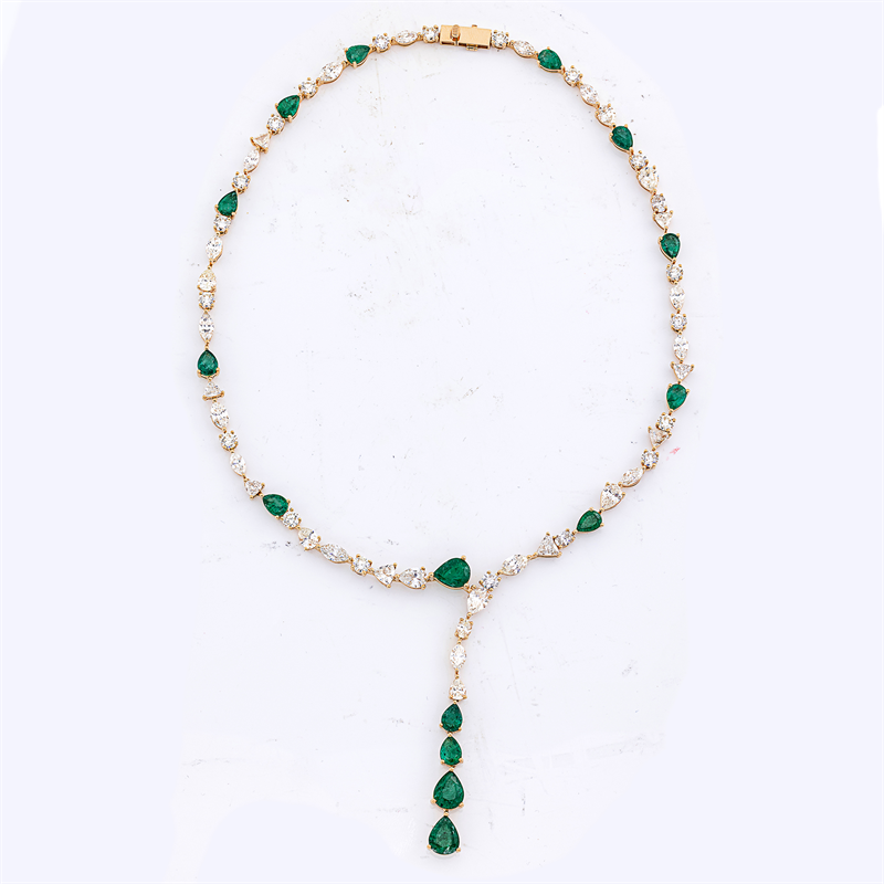 Collier mit Smaragd  aus 750/-18 Karat Gelbgold mit 52 Diamanten 16