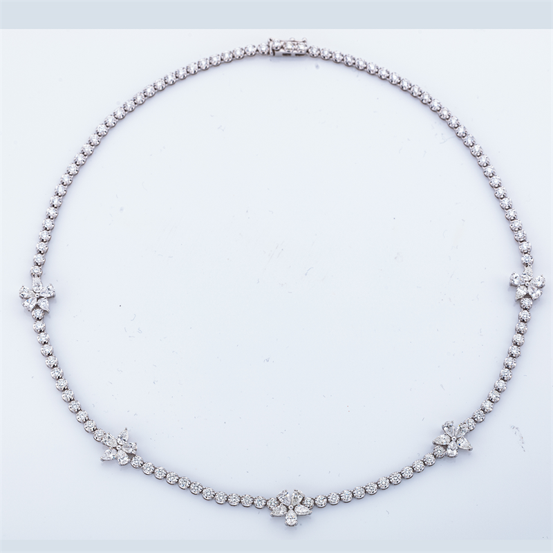 Collier    aus 750/-18 Karat Weißgold mit 132 Diamanten 9