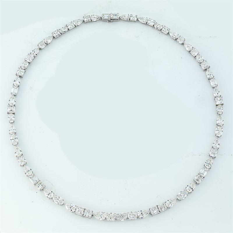 Collier    aus 750/-18 Karat Weißgold mit 65 Diamanten 40