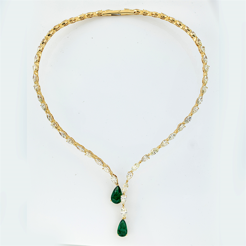 Collier mit Smaragd  aus 750/-18 Karat Gelbgold mit 53 Diamanten 26
