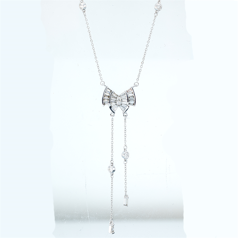 Collier    aus 750/-18 Karat Weißgold mit 32 Diamanten 0