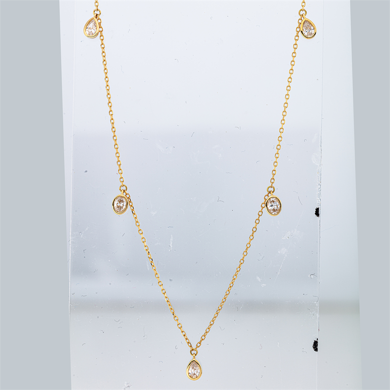 Collier    aus 750/-18 Karat Gelbgold mit 5 Diamanten 0