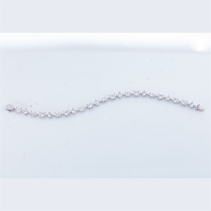 Armband    aus 750/-18 Karat Weißgold mit 27 Diamanten 12