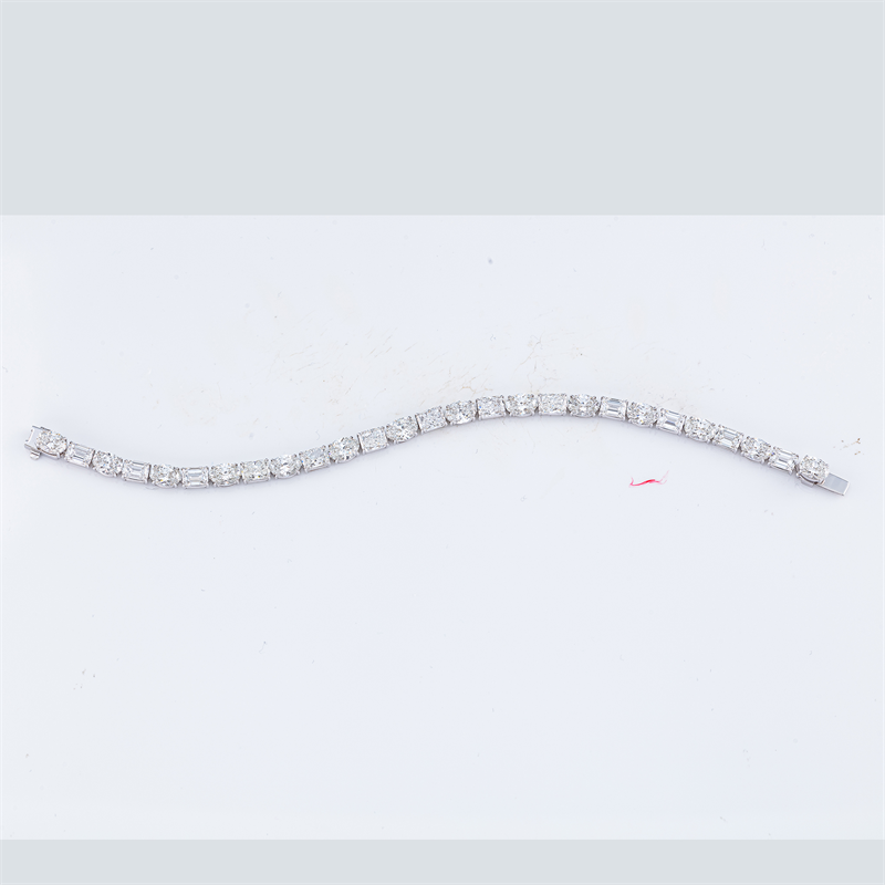 Armband    aus 750/-18 Karat Weißgold mit 27 Diamanten 13
