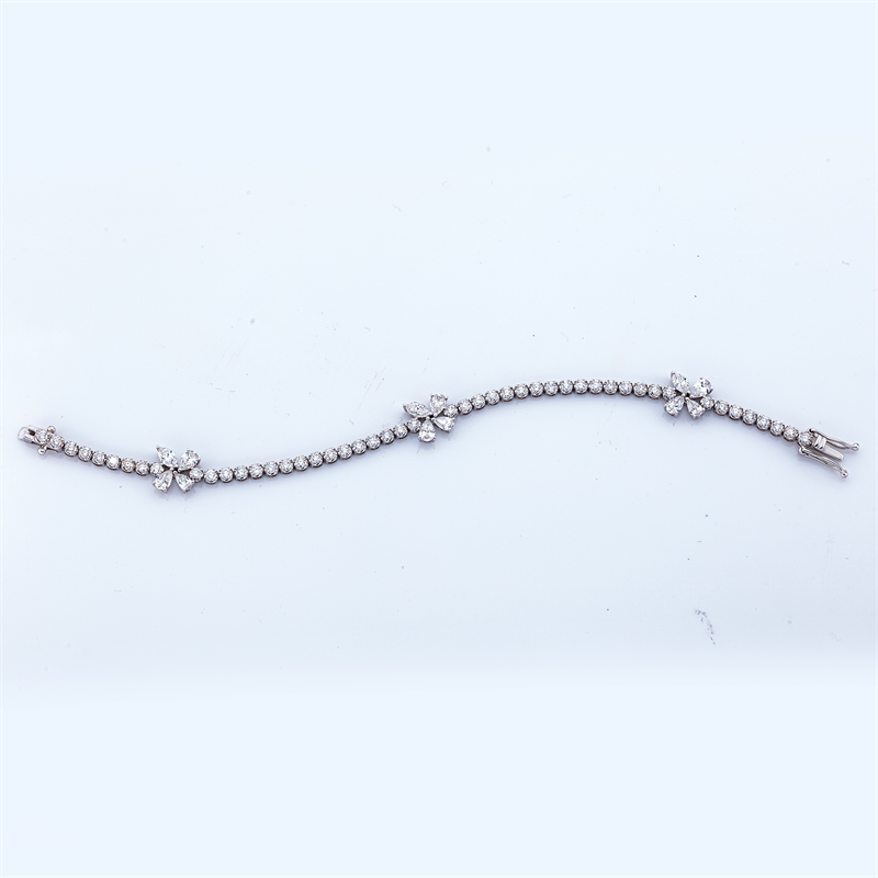 Armband    aus 750/-18 Karat Weißgold mit 61 Diamanten 4