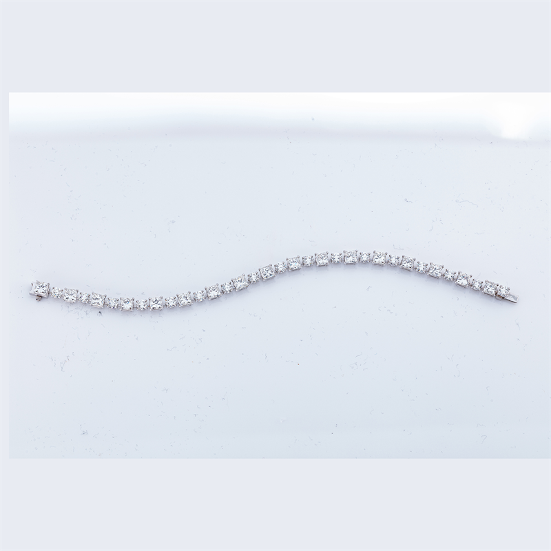 Armband    aus 750/-18 Karat Weißgold mit 34 Diamanten 12