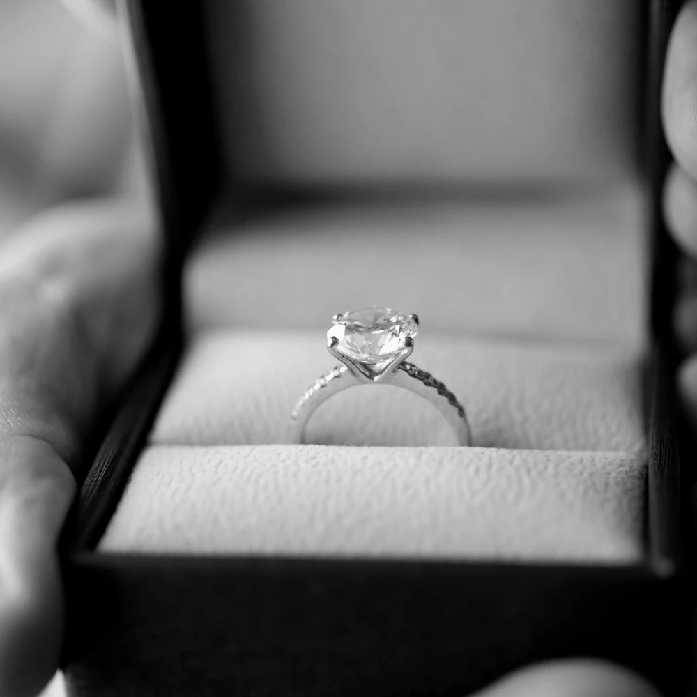 Solitär-Verlobungsring mit Diamant in der Ringschachtel