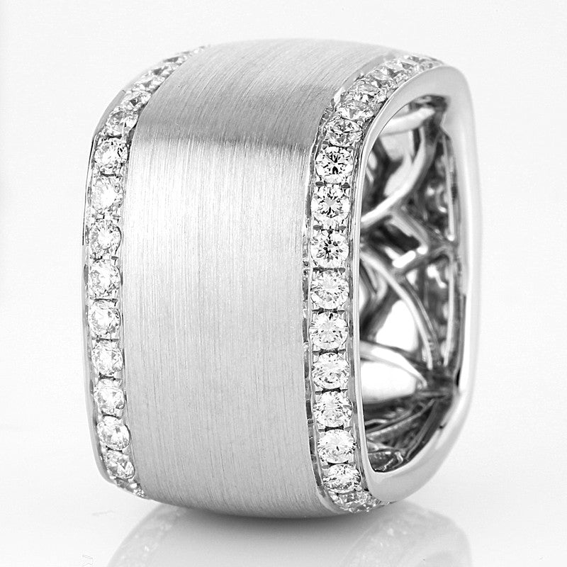 Ring    aus 750/-18 Karat Weißgold mit 72 Diamanten 1
