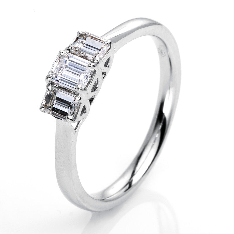 Ring    aus 750/-18 Karat Weißgold mit 3 Diamanten 0