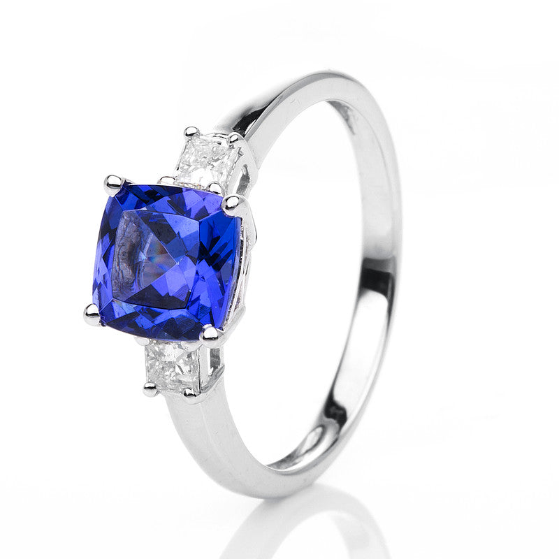 Ring mit Tansanit  aus 750/-18 Karat Weißgold mit 2 Diamanten 0