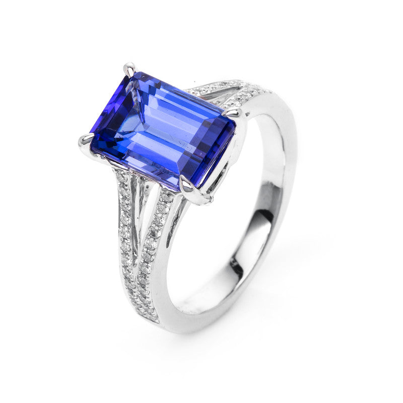 Ring mit Tansanit  aus 750/-18 Karat Weißgold mit 48 Diamanten 0